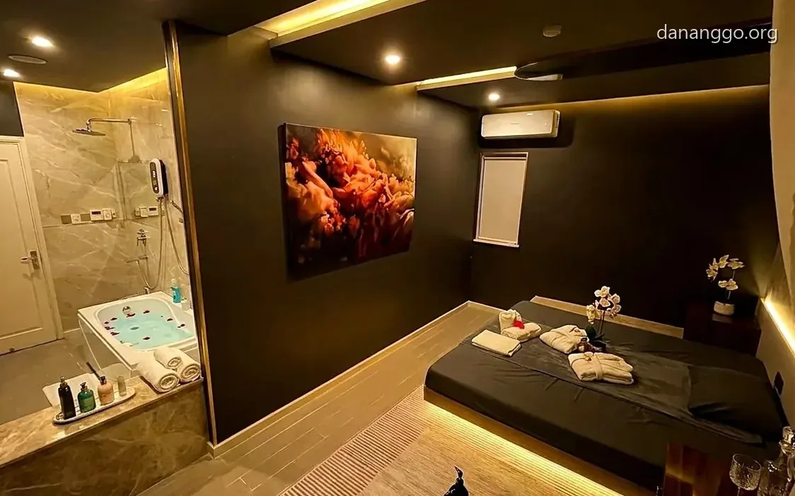 다낭 돈키호테 마사지 VIP 룸 욕조와 침대